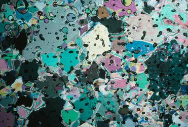 Cristalli di ghiaccio in un nucleo riflettono colori a diversi angoli