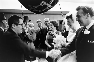 Matrimonio ebraico celebrato da ebrei americani sotto il baldacchino nuziale chiamato chuppah a Seattle