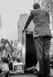 John F Kennedy tiene un discorso elettorale a Seattle, WA