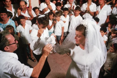 Kibbutzniks che danzano intorno alla sposa e allo sposo