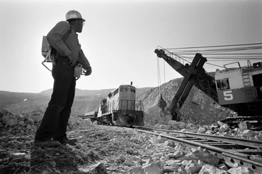 Caricamento del minerale di rame alla miniera di Morenci con controllo radio per la fonderia Phelps Dodge a Douglas, Arizona