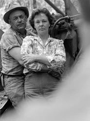 Uomo e donna, marito e moglie, si abbracciano e si rilassano alla fine della giornata lavorativa