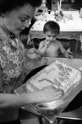 Mildred Cooper, una camionista, decora una torta di compleanno per uno dei suoi nipoti