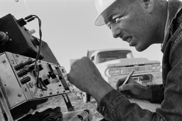 Mineralogista studia i dati alla miniera di Morenci per la fonderia Phelps Dodge a Douglas, Arizona