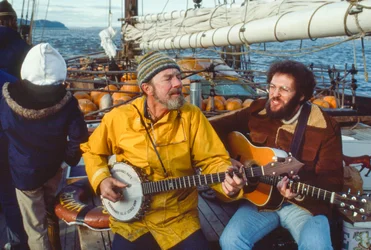Musicista e ambientalista Peter Seeger suona il banjo sul ponte della Clearwater nel fiume Hudson