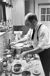 Reverendo Lincoln Reed lava i piatti in cucina dopo la cena domenicale in famiglia