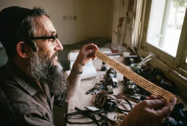 Scriba aka sofer controlla il contenuto di un Tefillin