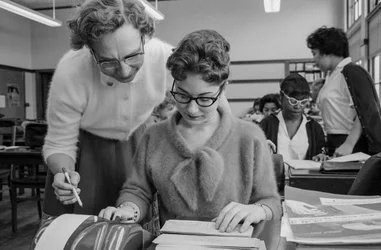 Insegnante e studentessa in una classe di contabilità alla James A. Garfield High School