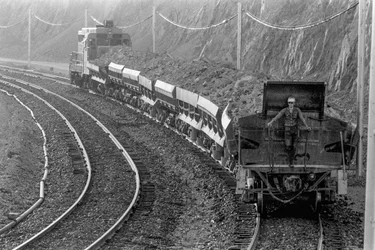 Treno che trasporta minerale di rame dalla miniera alla fonderia Phelps Dodge a Douglas, Arizona