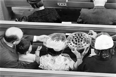 Il vino viene passato durante la Comunione durante un servizio domenicale alla Prima Chiesa Congregazionale