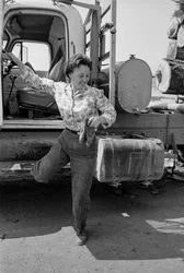 La camionista Mildred Cooper scende dalla cabina del suo camion per il trasporto di legname