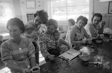 Donne al bancone chiacchierano durante la colazione in una tavola calda in Oregon