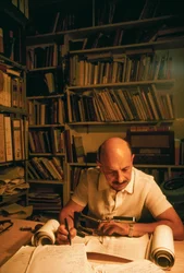 Yigael Yadin, archeologo, soldato e politico israeliano esamina una copia del tempio