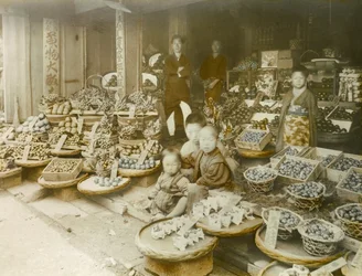 Un negozio di frutta in Giappone, circa 1900 - 1915 (fotografia)