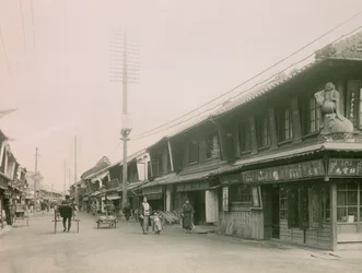 Una strada commerciale nel quartiere Motomachi di Kobe, circa 1900 - 1915 (fotografia)