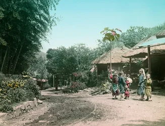 Bambini che giocano per strada sulla strada per Miyanoshita, 1900 - 1915 circa (fotografia)