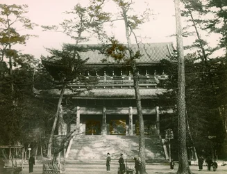 Porta del tempio buddista Chion-in, quartiere di Higashiyama, Kyoto, 1900-1915 circa (fotografia)