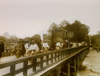 Sfilata di carri durante il festival Aoi Matsuri a Kyoto, circa 1900 - 1915 (fotografia)