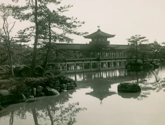I giardini del santuario Heian-Jingu a Kyoto, circa 1900 - 1915 (fotografia)