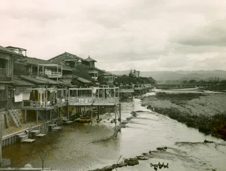 Casa sul fiume Kamo-Gawa vicino a Kyoto, circa 1900 - 1915 (fotografia)
