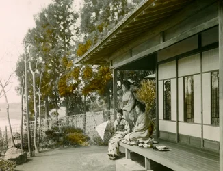 Famiglia giapponese davanti alla propria casa, circa 1900 - 1915 (fotografia)