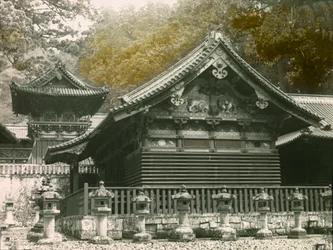 Parte del tempio Tosho-Gu chiamato Sanjinko a Nikko, circa 1900 - 1915 (fotografia)