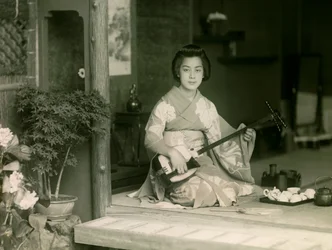 Ritratto di donna giapponese che suona lo shamisen 1900-1915 circa (fotografia)