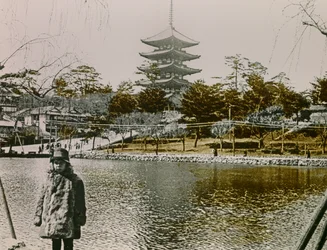 Ritratto di un giovane giapponese davanti a una pagoda a Tokyo, circa 1900 - 1915 (fotografia)