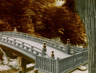 Lo Shinkyo (ponte sacro) nella città di Nikko, circa 1900 - 1915 (fotografia)