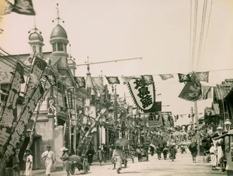Strada del teatro nel quartiere Shinkaichi di Kobe, circa 1900 - 1915 (fotografia)