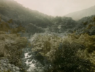 Veduta del villaggio di Miyanoshita sulle montagne di Hakone, circa 1900 - 1915 (fotografia)