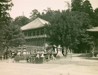 Veduta del tempio buddista Nigatsu - Do a Nara, circa 1900 - 1915 (fotografia)