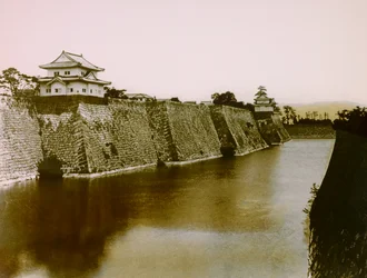 Veduta del castello e del fossato di Osaka, circa 1900 - 1915 (fotografia)
