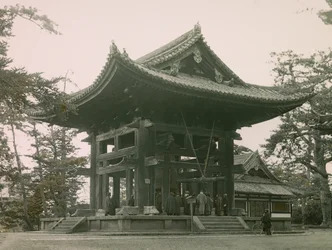 campanile del tempio buddista Todai-Ji di Nara, 1900-1915 circa (fotografia)