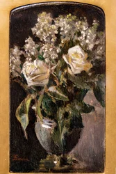 Vaso con rose bianche e mughetti