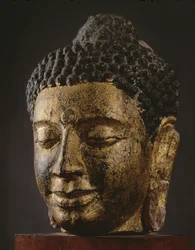 Gigantesca testa di Buddha dagli occhi chiusi, stile Srivijaya