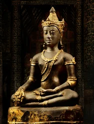 Buddha Lanna adornato con regalia