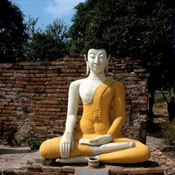 Una statua del Buddha fuori dal tempio
