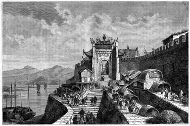 Vista della Porta di Shanghai sul fiume Huangpu, Cina negli anni 1870-1880. Incisione da un disegno di Weber, in "Le Tour du Monde, Nouveau journal des Voyages", a cura di Edouard Charton, Parigi
