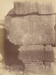 Vista ravvicinata delle iscrizioni geroglifiche e sculture, Karnak