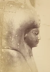 Primo piano del sarcofago della regina Aah-Hotep (profilo)