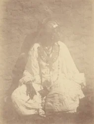 [Ritratto di donna nordafricana seduta contro un muro].