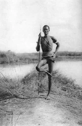Un atteggiamento caratteristico dei Dinka, Terrakekka ad Aweil, Sudan, 1925-1927