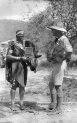 Errol Hinds che fa un affare con i polli, Wankie a Victoria Falls, Rhodesia Meridionale, 1925-1927