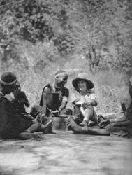 Ascoltando il grammofono, Bulawayo a Dett, Rhodesia, c1924-c1925 1927
