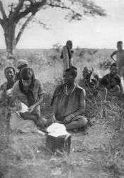 Stella Court Treatt che cura un bambino malato, Bulawayo a Dett, Rhodesia del Sud, c1924-c1925 1927