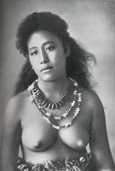 Una bellezza samoana, con collane di denti e conchiglie, 1902