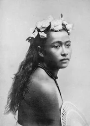 Una ragazza samoana, con ghirlanda di fiori di ibisco, 1902