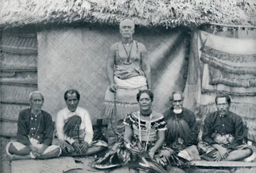 Un gruppo di samoani, incluso il noto ribelle Mataafa Iosefo la figura in piedi, 1902