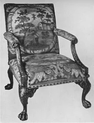 Poltrona in mogano Chippendale con tappezzeria ricamata, metà del XVIII secolo, 1928